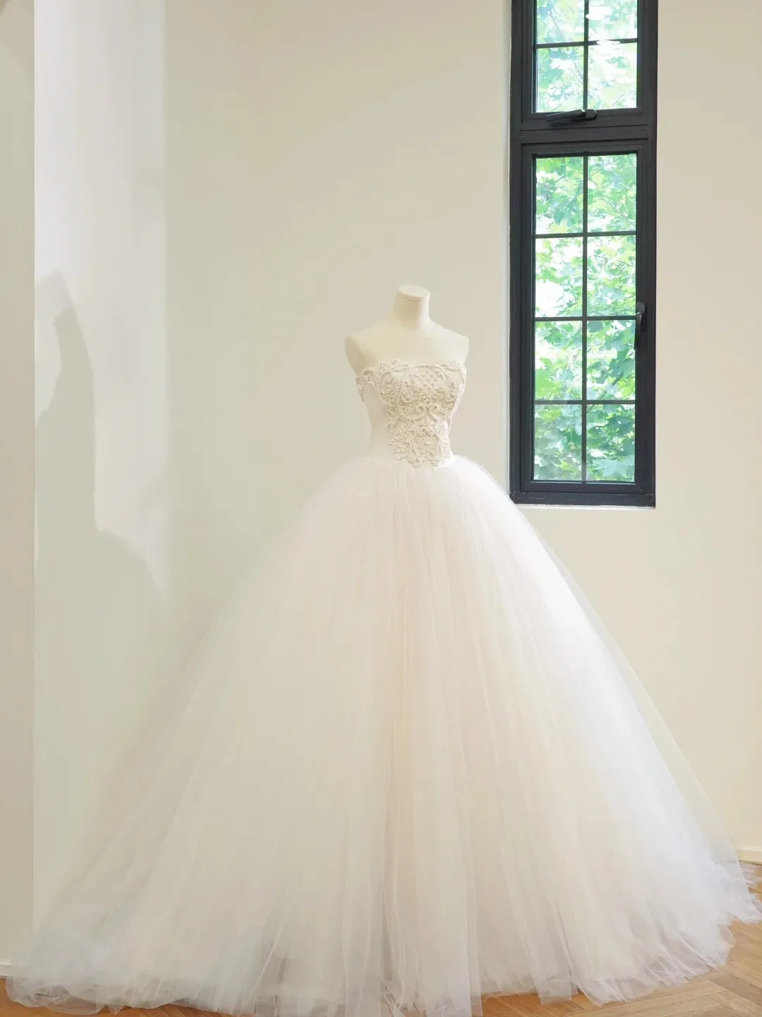 Timeless Strapless Bridal Dress A-Line Modest Tulle Ball Gown White Long Wedding Dress HZ1121