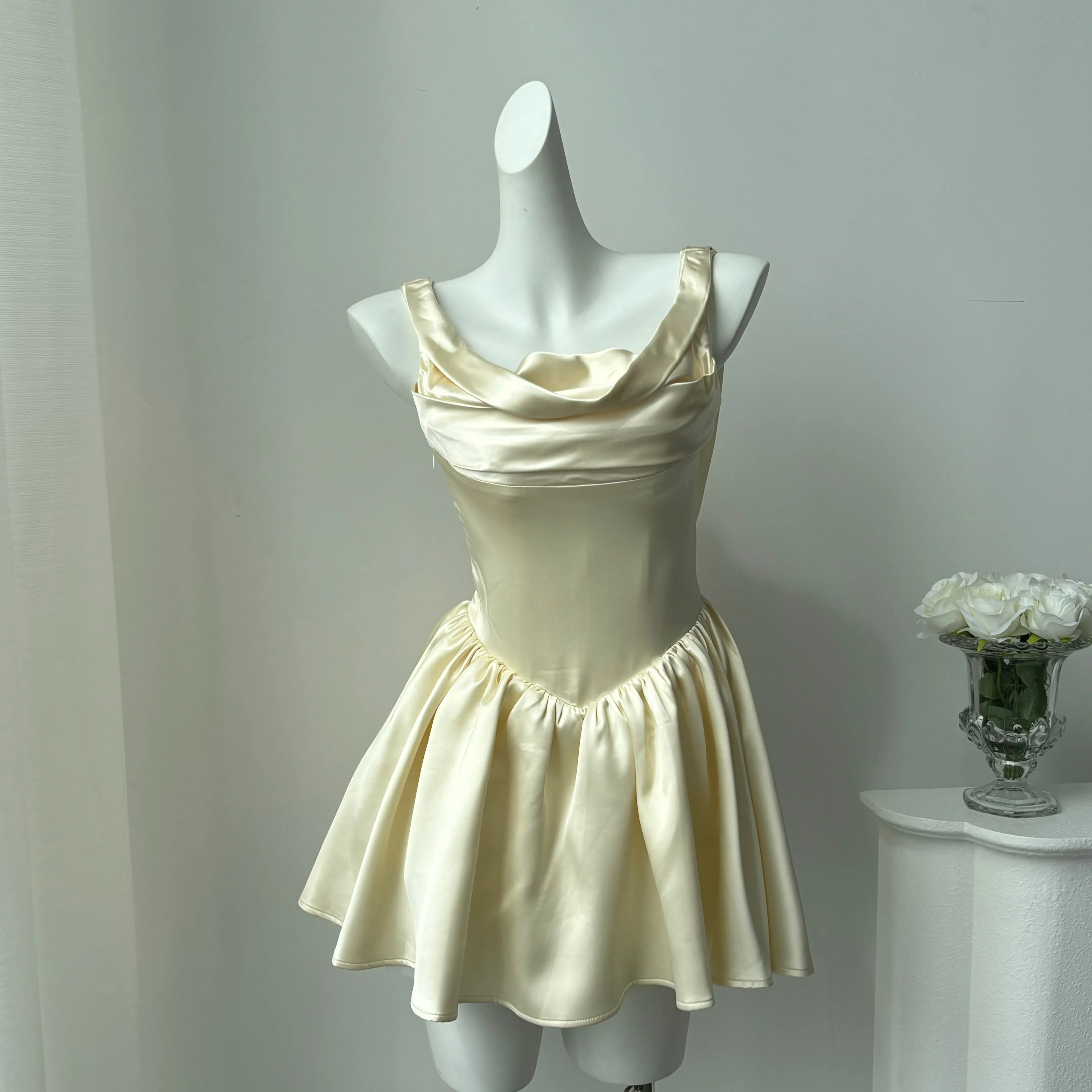 Pretty A line Square Neck Champagne Satin Formal Homecoming Dresses Short 16th Birthday Outfits Graduation Dress Mini Cocktail Dresses HZ1121