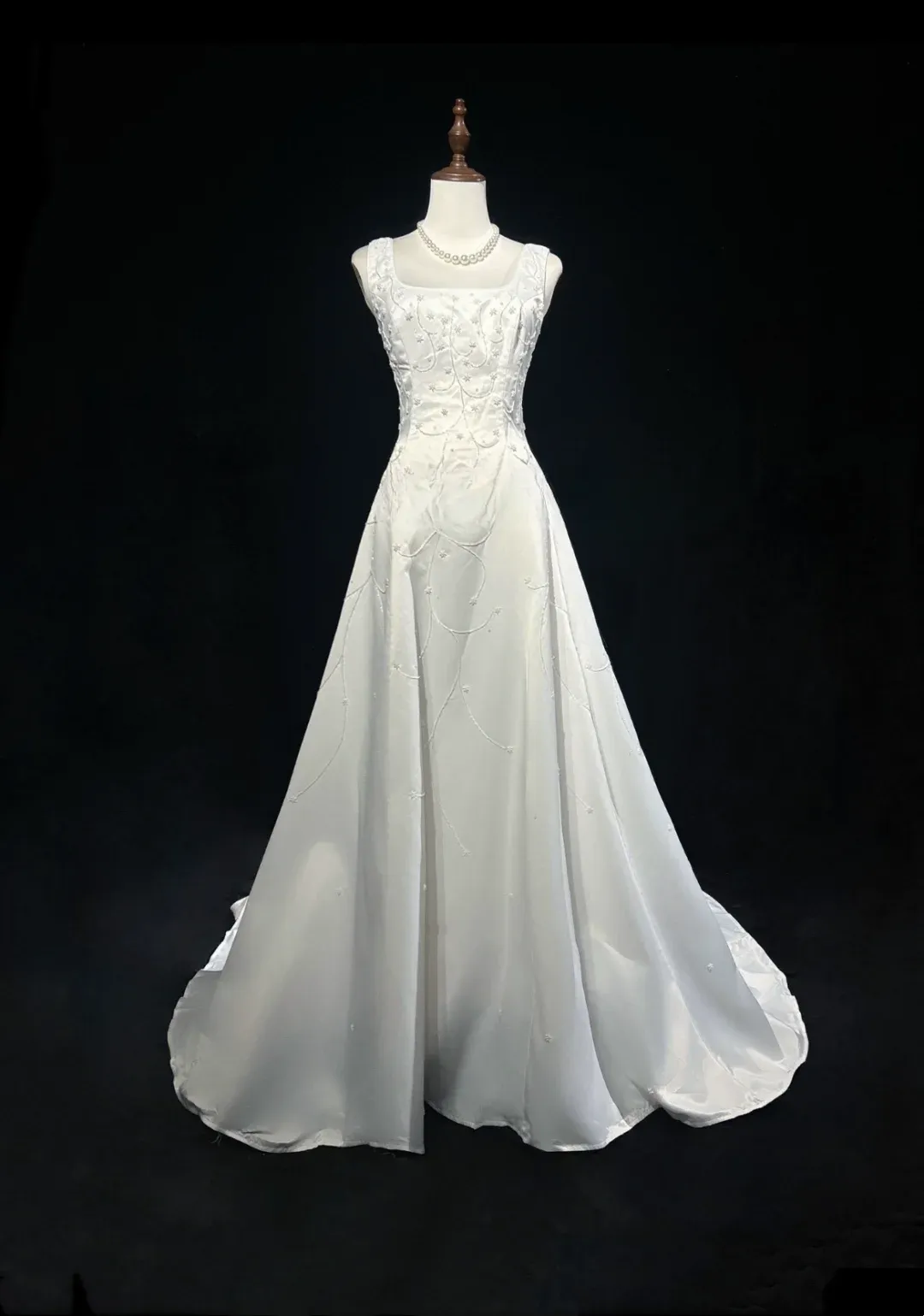 Vintage Bridal Dress A Line Square Neck Satin White Beads Long Wedding Dress Retro Wedding Dresses Modest Wedding Gowns HZ1121