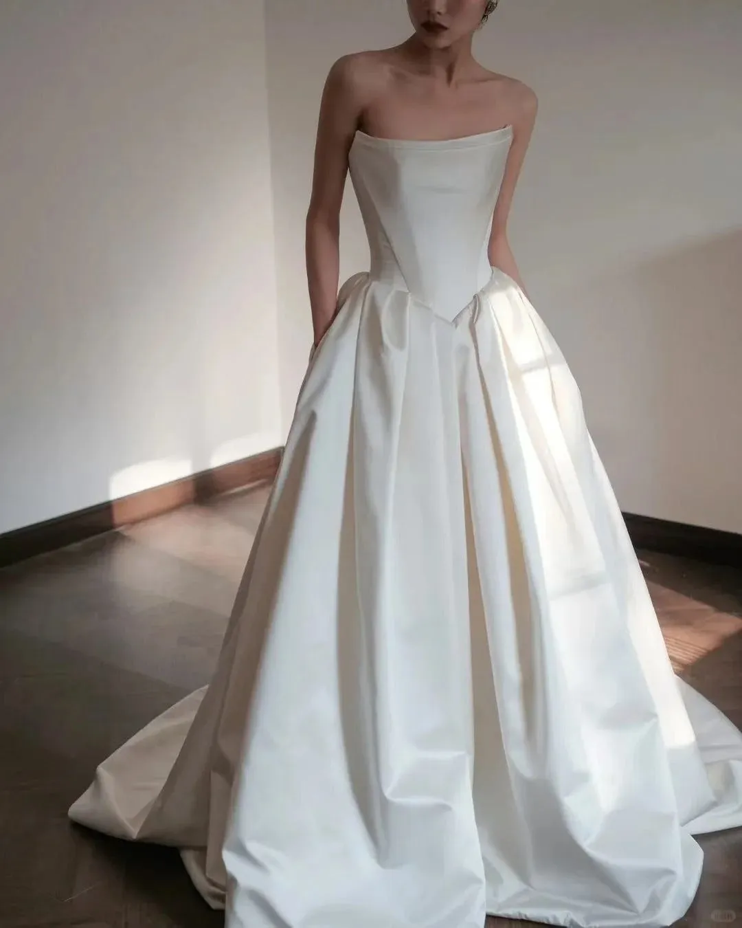 Elegant Ivory Strapless Ball Gown Satin Wedding Dress Simple Bridal Gown HZ1121
