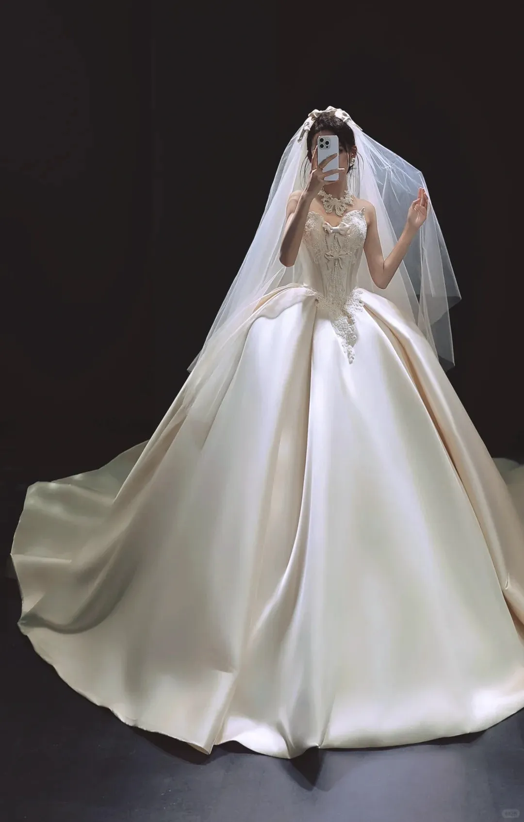 Glamour Sweetheart Neck White Wedding Dress Applique Ball Gown Satin Modest Bridal Gowns with Veil HZ1121