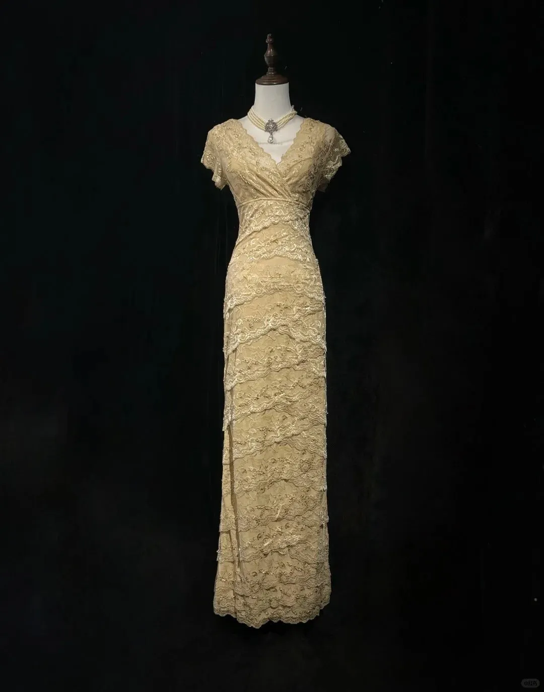 Glamour Gold Sheath V-neck Mother of the Bride Dress Lace Beaded Long Evening Gown HZ1121