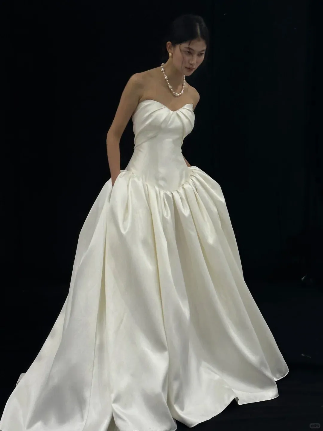 Timeless White Ball Gown Sweetheart Neck Wedding Dress Satin Elegant Bridal Gown HZ1121