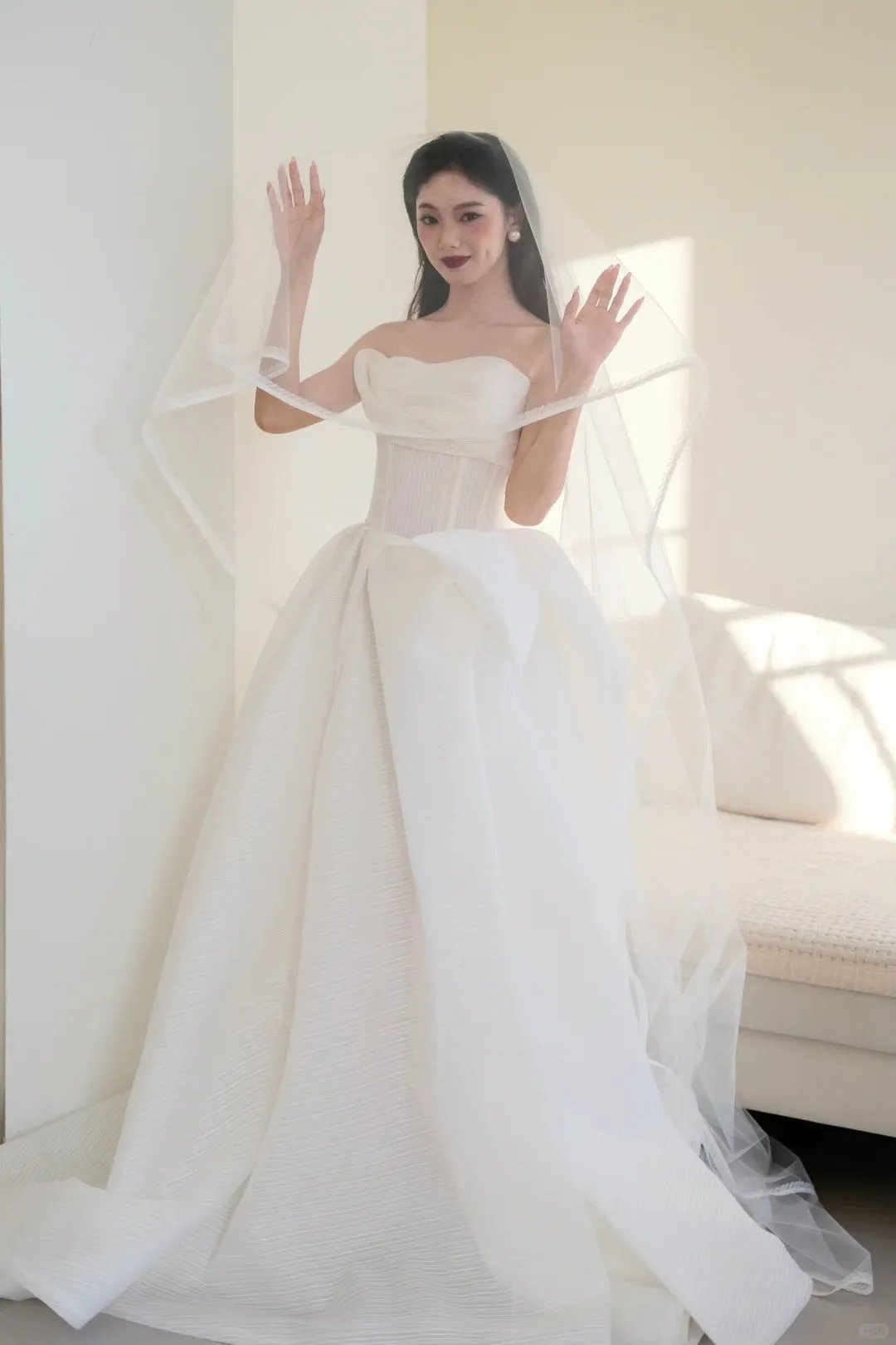 Timeless White Ball Gown Strapless Wedding Dress Tulle Elegant Bridal Gown HZ1121