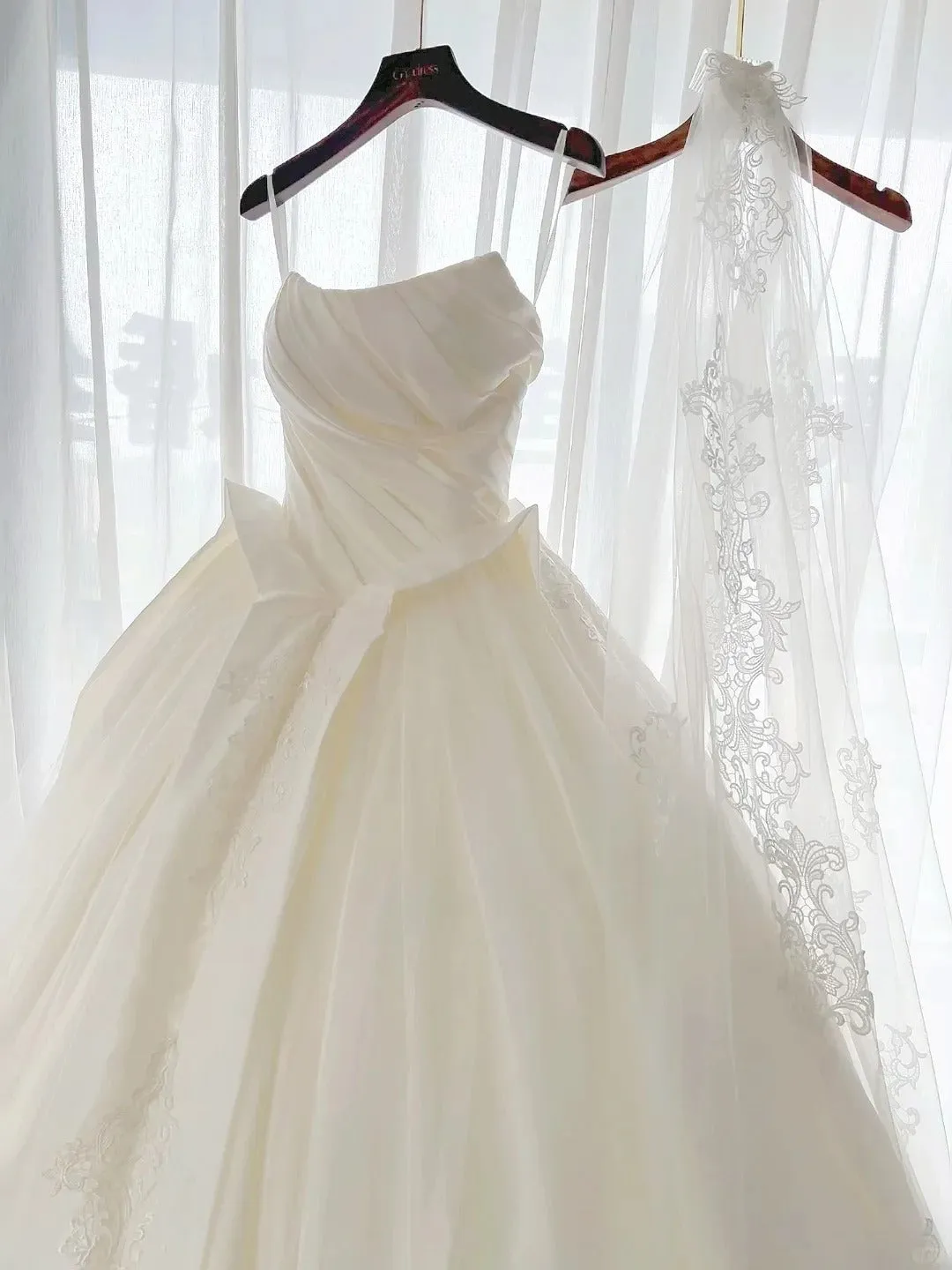 Timeless Strapless Ball Gown Tulle Wedding Dress Elegant Bridal Gown with Veil HZ1121