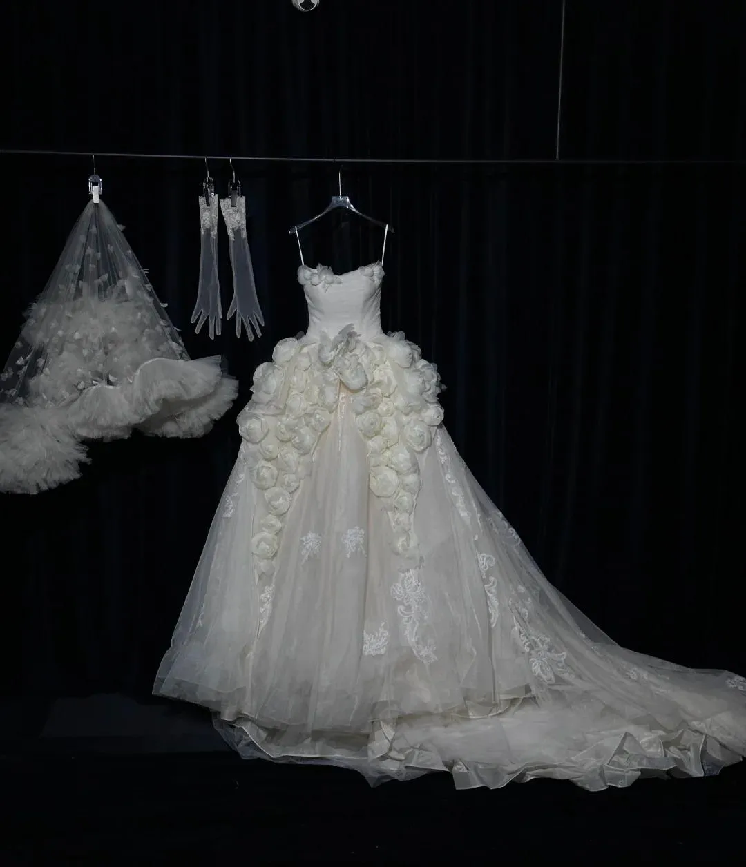 Elegant Strapless Ball Gown Tulle Lace Wedding Dress Timeless Applique Bridal Gown HZ1121