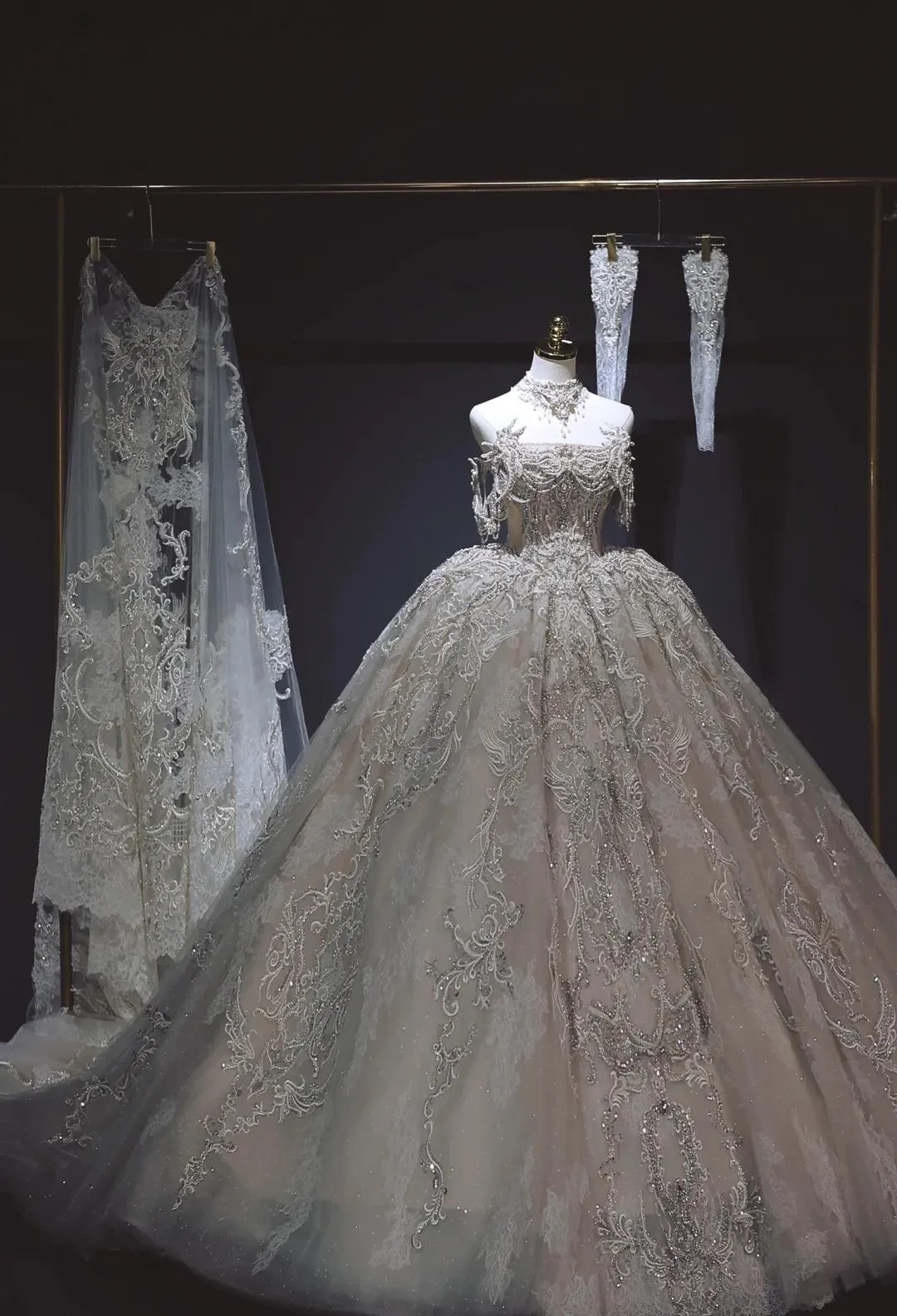 Elegant Off-the-shoulder Ball Gown Tulle Lace Wedding Dress Timeless Beaded Applique Bridal Gown HZ1121