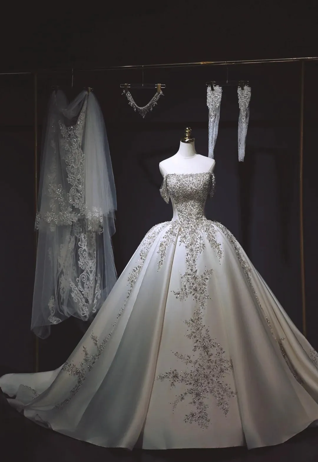 Elegant Off-the-shoulder Ball Gown Satin Wedding Dress Timeless Beaded Applique Bridal Gown HZ1121