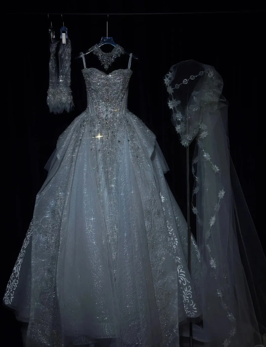 Elegant Strapless Ball Gown Tulle Beaded Wedding Dress Sparkly Applique Bridal Gown HZ1121