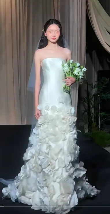 Elegant Strapless Sheath Long Luxury Wedding Dresses Satin Applique Bridal Dresses HZ1121