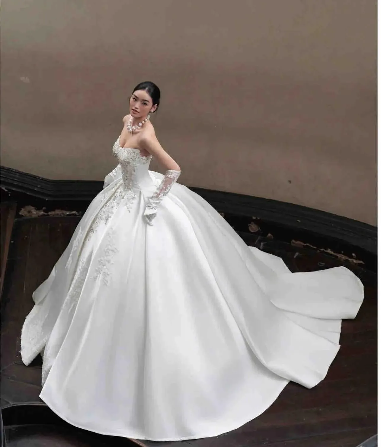 Modest Strapless Luxury Wedding Dresses White Ball Gown Satin Applique Train Bridal Gowns HZ1121