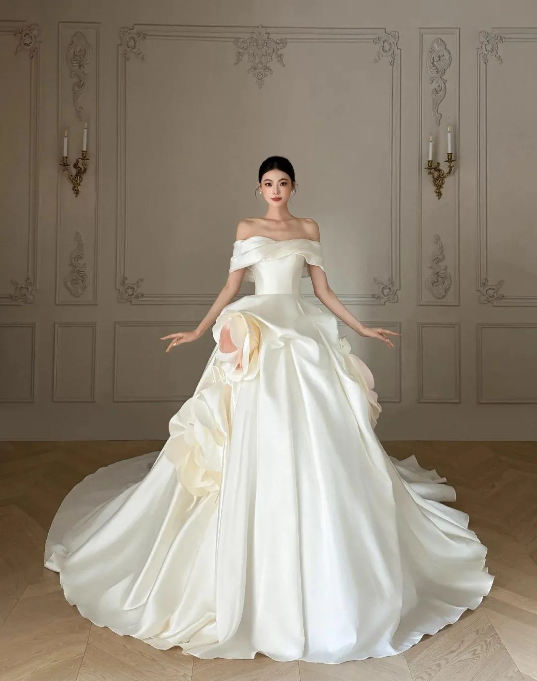 Modest Off-shoulder Luxury Wedding Dresses White Ball Gown Satin Train Bridal Gowns HZ1121