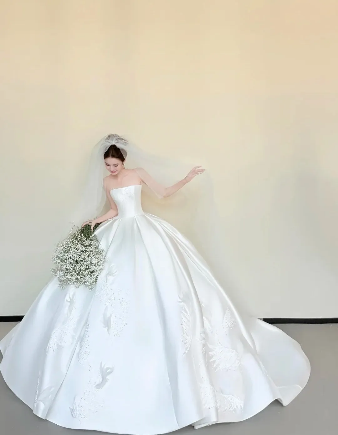 Timeless Strapless Luxury Wedding Dresses White Ball Gown Satin Applique Train Bridal Gowns HZ1121