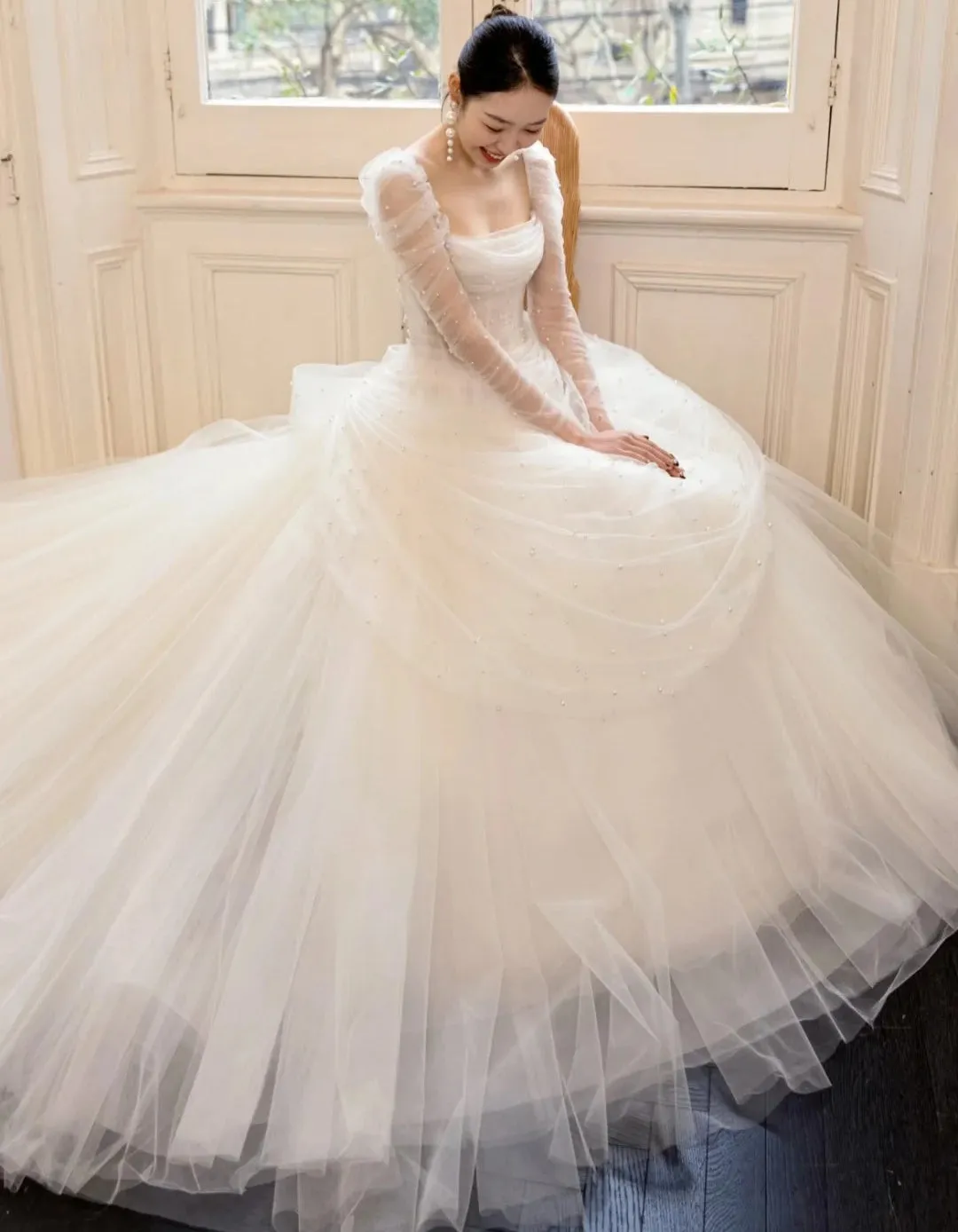 Timeless Square Neck Long Sleeve Luxury Wedding Dresses White Ball Gown Tulle Bridal Gowns with Beading HZ1121