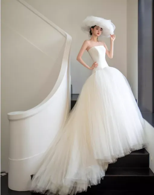 Elegant Strapless Ball Gown Tulle Long Luxury Wedding Dresses Ivory Satin Sleeveless Bridal Gowns HZ1121