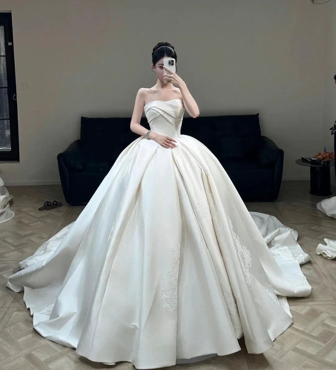 Modest Sweetheart Neck Ball Gown Satin Wedding Dresses White Train Bridal Gowns HZ1121