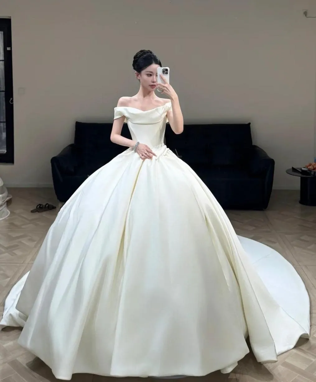 Elegant Off-the-shoulder Ball Gown Satin Wedding Dresses White Train Bridal Gowns HZ1121