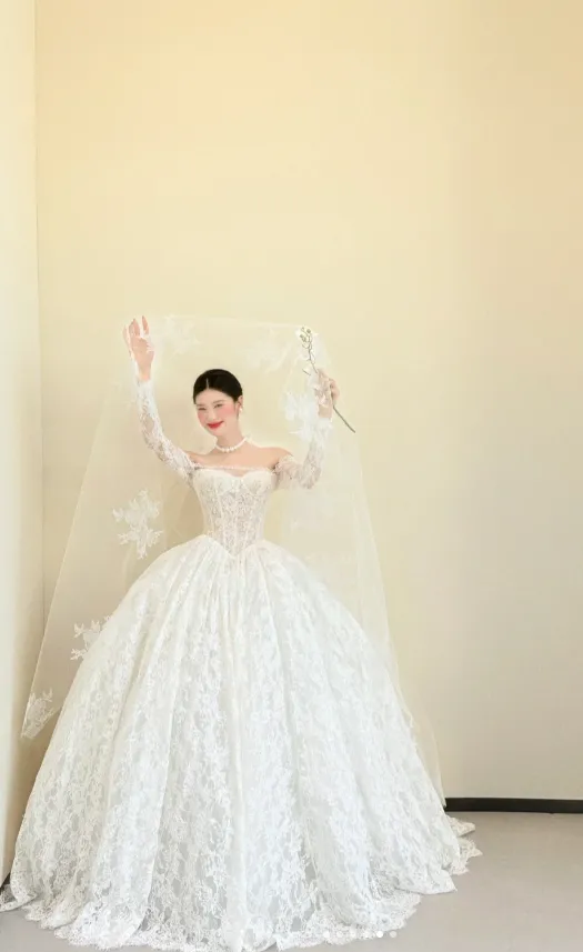 Modest Off-the-shoulder Ball Gown Luxury Wedding Dresses, Lace Applique White Bridal Gowns Long Sleeve Bridal Dresses HZ1121