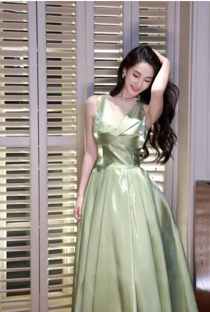 Gorgeous V-neck A-Line Long Prom Dresses Satin Sleeveless Formal Dresses Green Birthday Dresses HZ1121